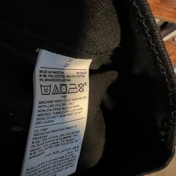 Old Navy Curvy/ Profile Jeans in Black. Size 20. - Picture 9 of 9